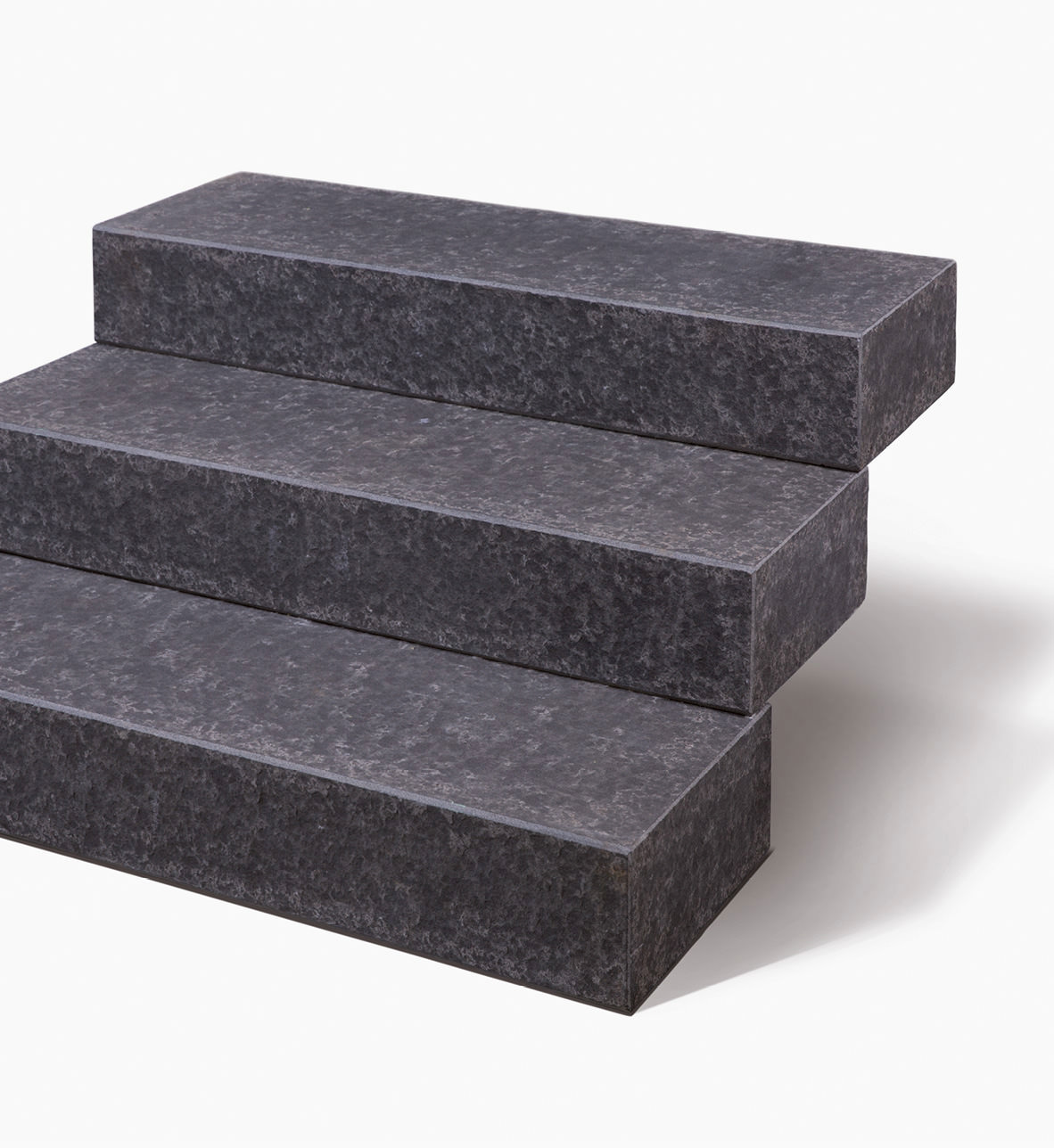 Naturstein Blockstufen SANOKU® ELEGANCE -leicht satiniert- Basalt anthrazit-schwarz