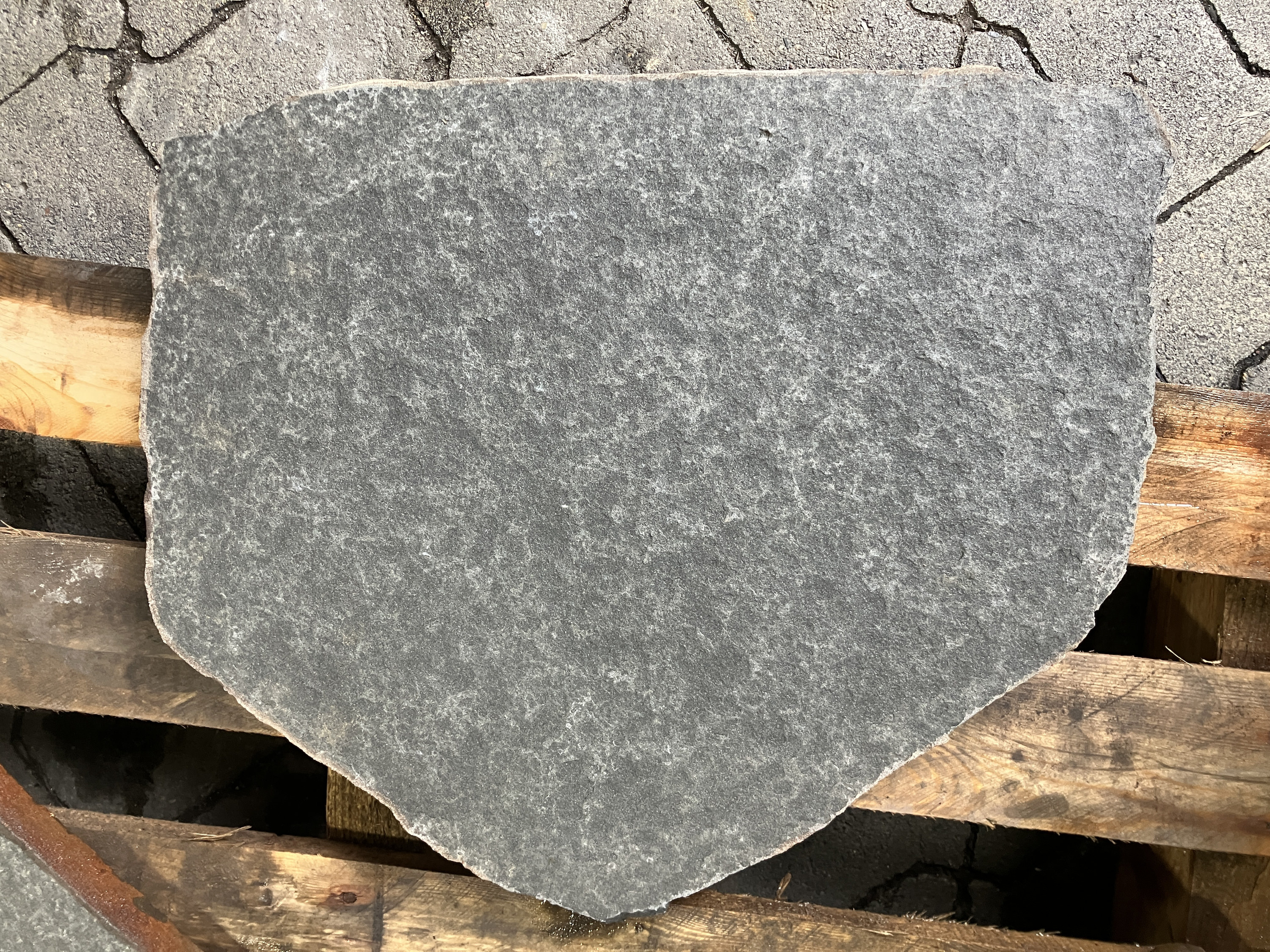 Naturstein Trittplatten SANOKU® ELEGANCE Basalt -leicht satiniert-