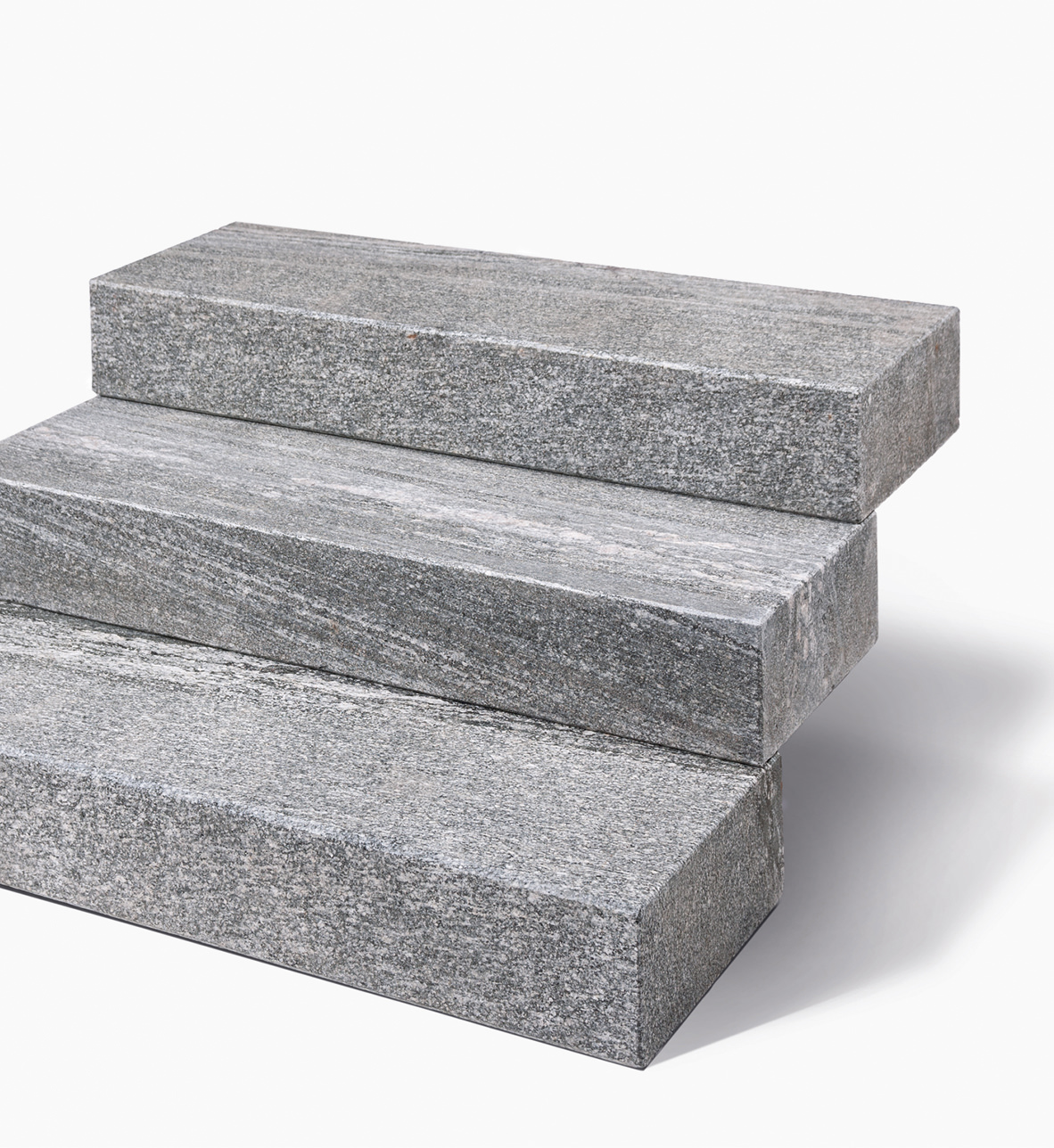 Naturstein Blockstufen BIASCA EXACTA -satiniert- Gneis silbergrau-liniert