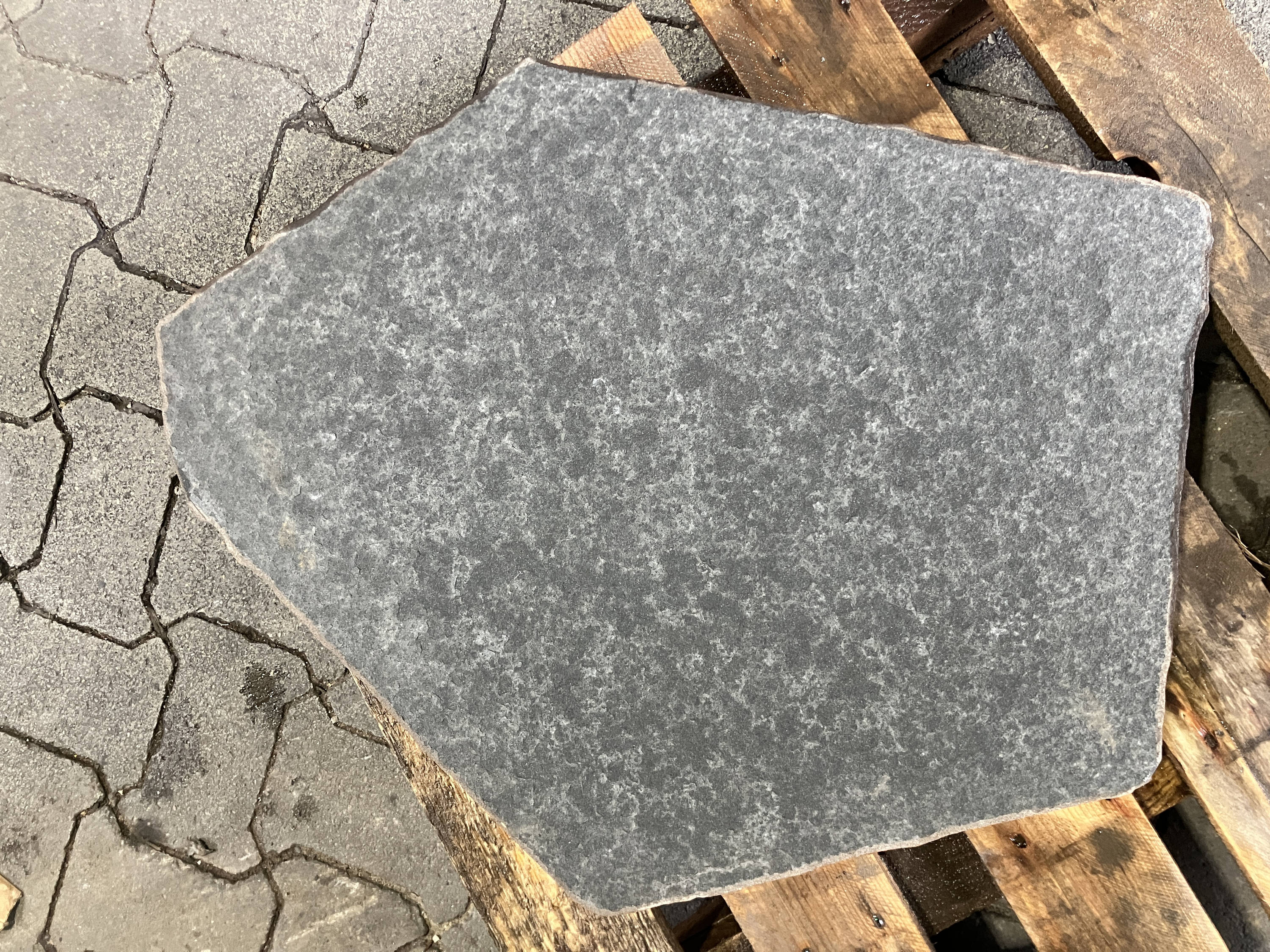 Naturstein Trittplatten SANOKU® ELEGANCE Basalt -leicht satiniert-