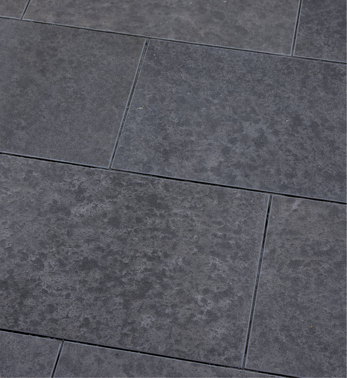 Naturstein Terrassenplatten SANOKU® ELEGANCE -satiniert- Basalt