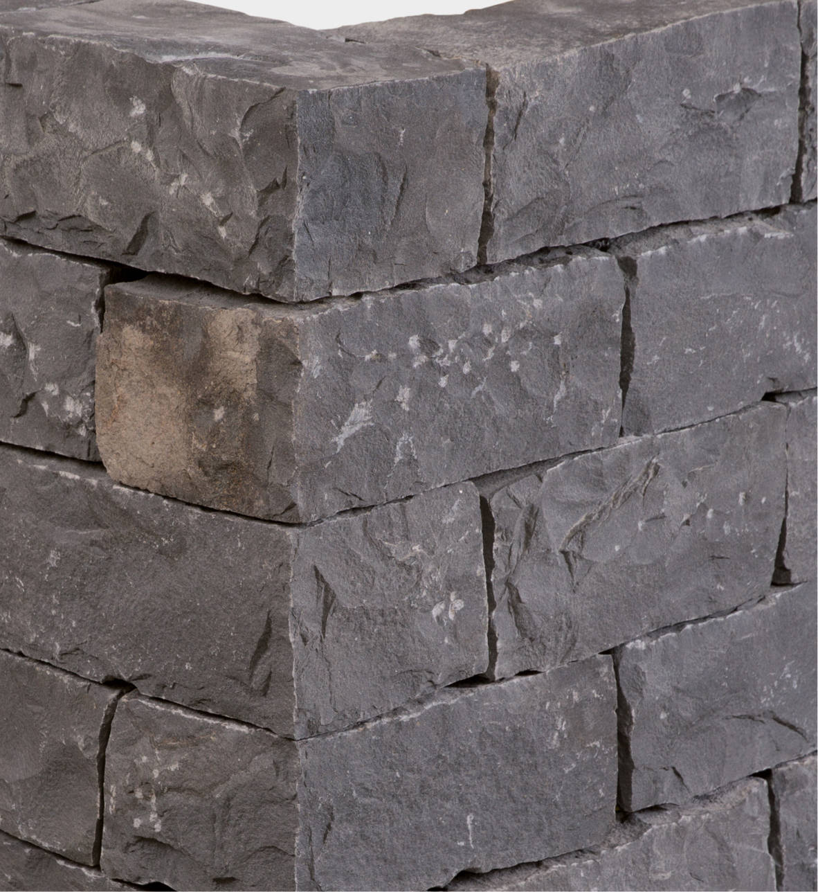 Naturstein Mauersteine SANOKU® / Basalt anthrazit-schwarz